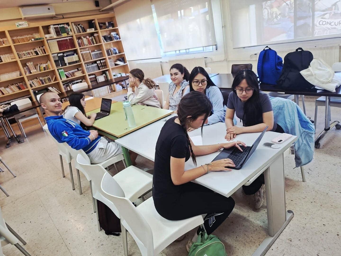 Alumnado del IES Jándula trabajando con portátiles en la biblioteca del centro
