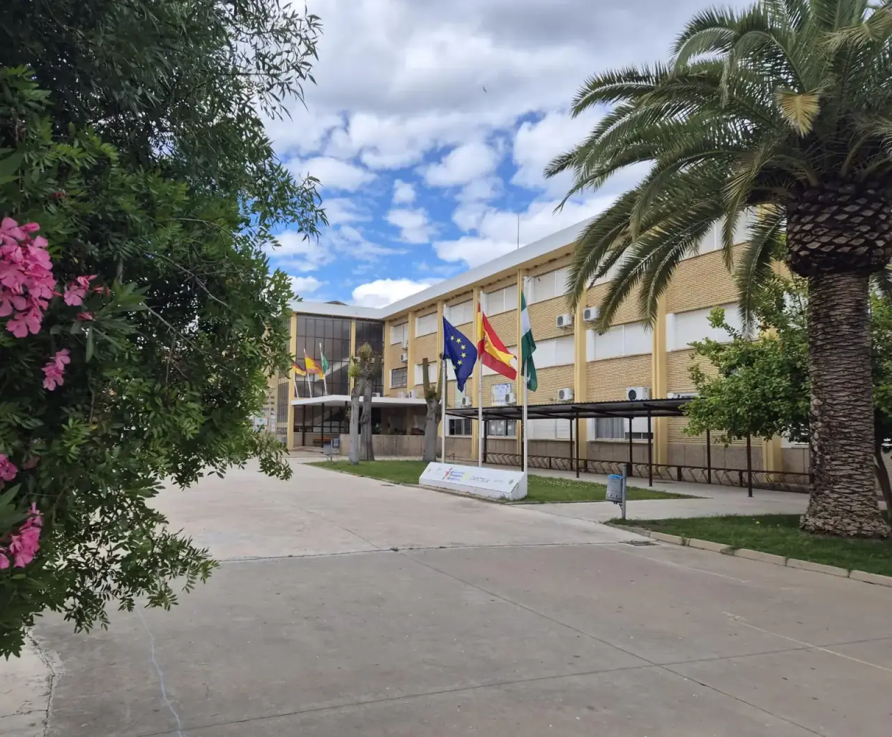 Fachada del IES Jándula